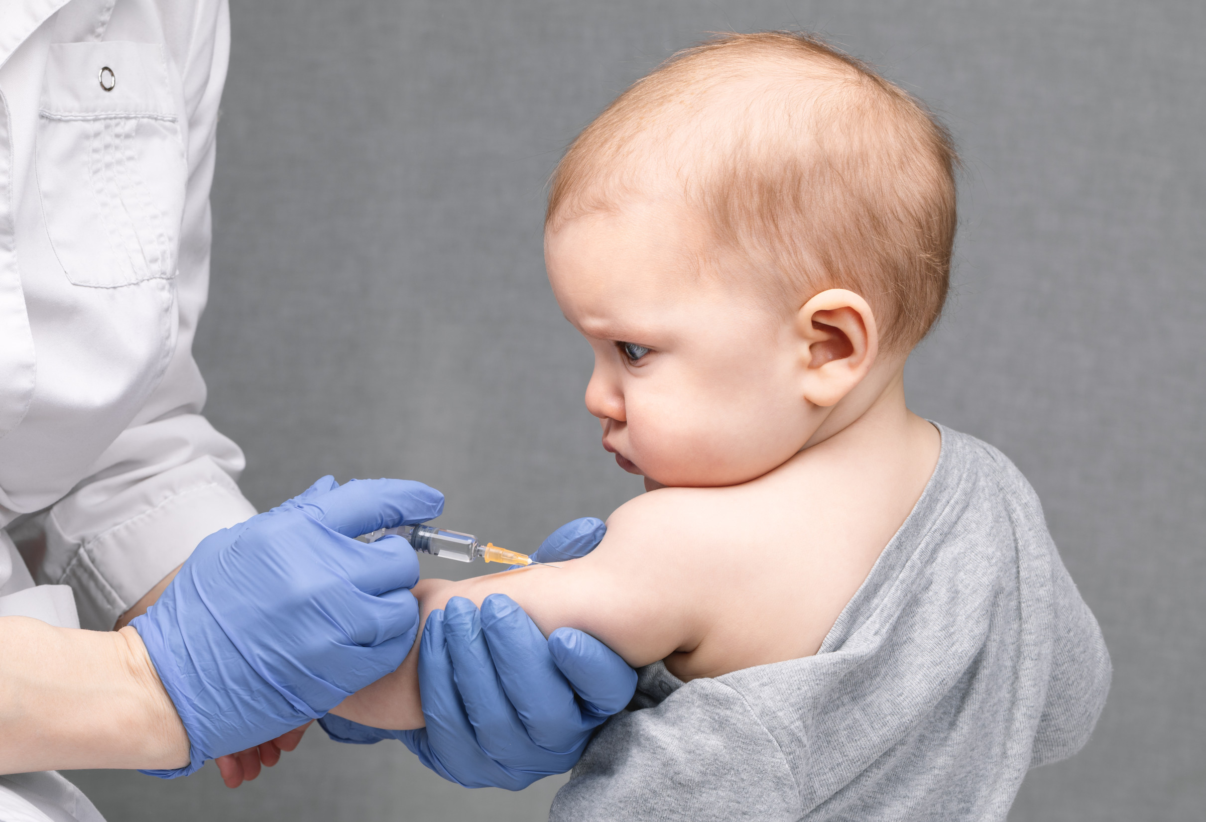 Chcete očkovat malé děti proti covidu? Vakcína už je v Česku, se to téměř neví