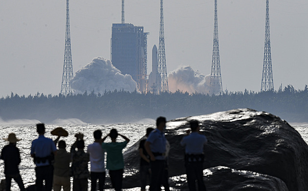 Čína posílá první posádku na svou právě dokončenou vesmírnou stanici