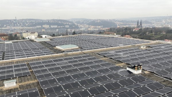 Na Kongresovém centru vzniká velká solární elektrárna. Budově ušetří miliony korun ročně