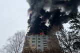 Hasiči evakuovali 33 lidí kvůli požáru panelového domu v Českém Těšíně, oheň už mají pod kontrolou