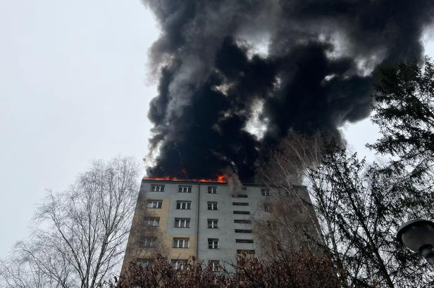 

Plameny pohltily střechu paneláku v Českém Těšíně, tři lidé se nadýchali kouře

