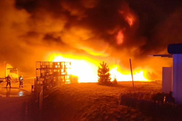 

Policie obvinila muže ze založení požáru hal v Mladé Boleslavi, škoda je téměř tři miliardy

