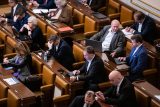 Poslanci schválili návrh státního rozpočtu na příští rok se schodkem 295 miliard korun