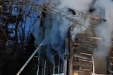 Při hašení požáru roubenky v Novém Boru zemřel hasič, zřítil se na něj strop. Majitel domu se pohřešuje