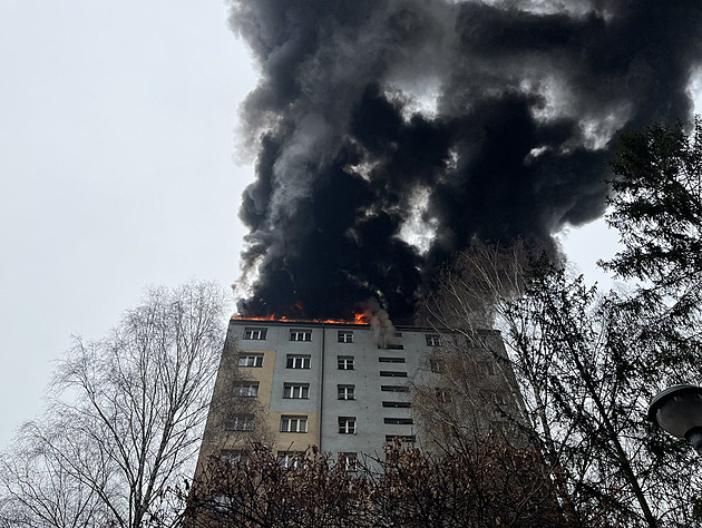 V Českém Těšíně hořel byt ve 12. poschodí, plameny zachvátily i střechu