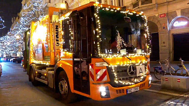 Vánoční popelářský vůz brázdí centrum Prahy, doplnil ozdobené tramvaje
