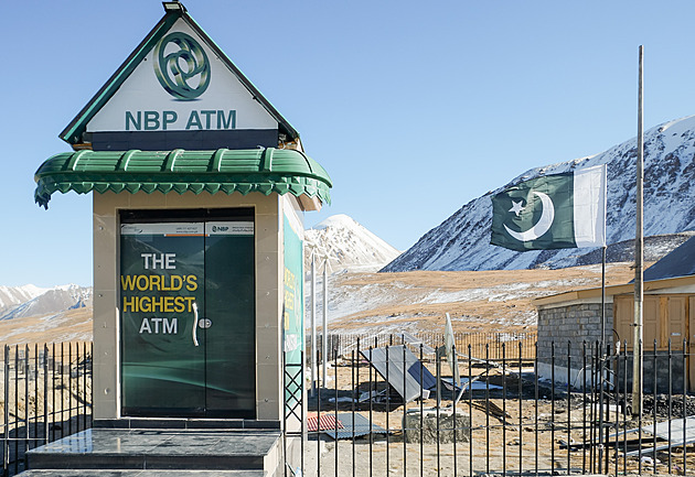 Nejvýše položený bankomat světa hledejte v Pákistánu. Občas zamrzne