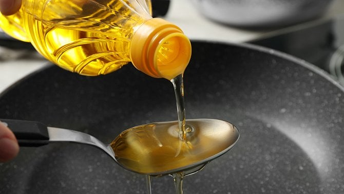 Už žádný olej do dřezu nebo WC. Do speciálních kontejnerů patří i olej z rybiček nebo máslo