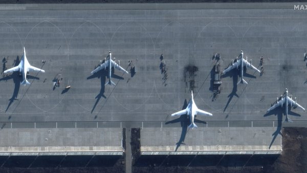 Drony, které zasáhly letiště v Rusku, letěly z Ukrajiny. Urazily asi 500 kilometrů