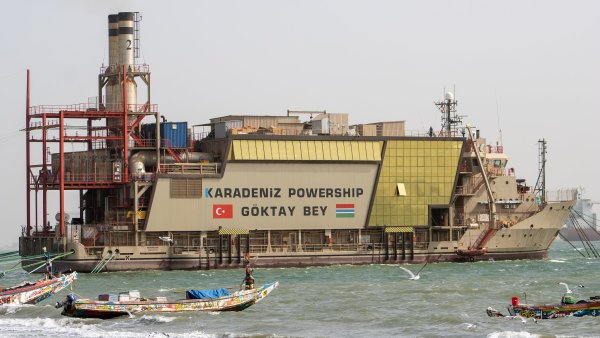 Rozbombardované ukrajinské elektrárny u Černého moře by mohla nahradit plovoucí zařízení z Turecka