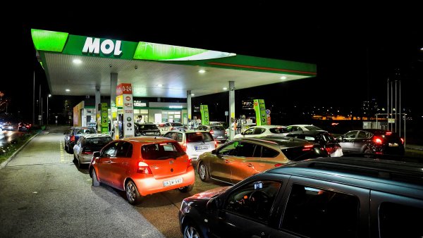 Maďarsko řeší nedostatek pohonných hmot. Vláda zrušila zastropování cen