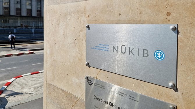 NÚKIB: Útočníci v listopadu z jednoho subjektu vylákali přes 900 tisíc korun