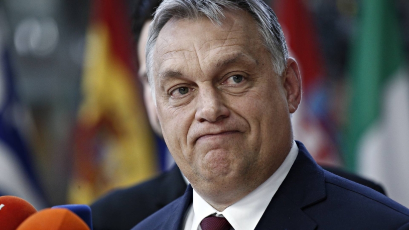 V Česku cena benzínu klesá, v Maďarsku kolabuje trh. Orbánův recept selhal, vláda ruší cenové stropy