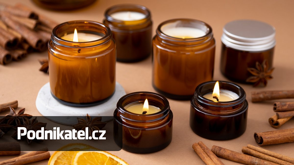 Med s tabákovými listy nebo punč. Výrobci svíček lákají na vánoční vůně