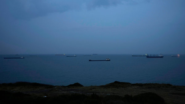 Před Bosporem a Dardanelami se hromadí tankery. Turci zkoumají, zda jsou pojištěny. Odnáší to ropa z Kazachstánu