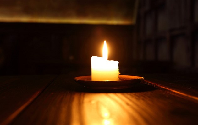 Stalker zapálil ženě u bytu hřbitovní svíčku a odpočítával jí minuty života