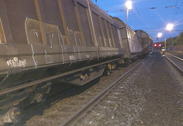 V Brně v noci vykolejily tři vozy nákladního vlaku. Provoz je na místě omezen