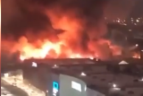 Na okraji Moskvy hoří nákupní centrum, na místě je 141 hasičů. Nejméně jeden člověk zemřel