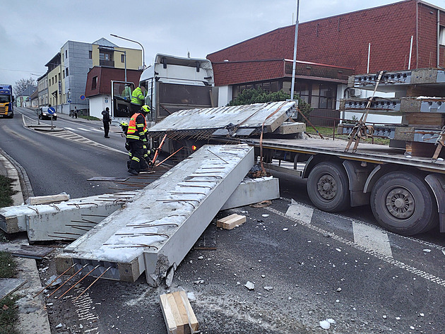 Řidič špatně upevnil náklad, tah na Polsko zasypaly betonové panely