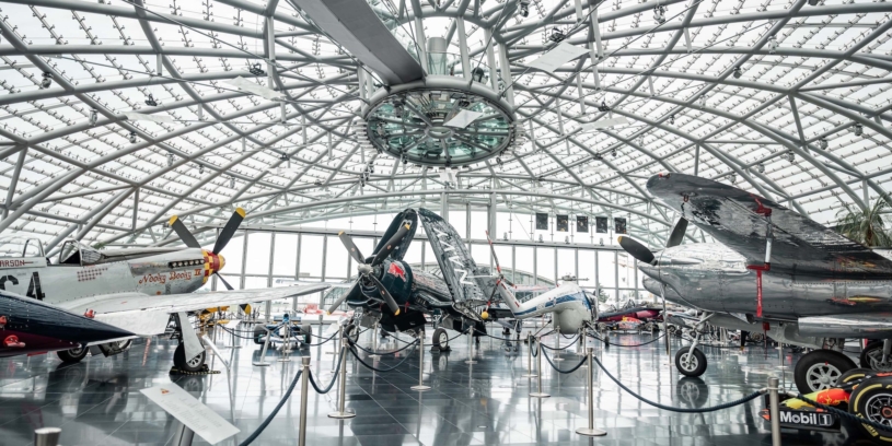 Tip na výlet: Hangar 7 pod rakouskými Alpami ukrývá nezvyklou sbírku otce Red Bullu