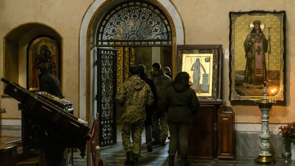 Zrádci z řad církve? Ukrajinská tajná služba našla v diecézích ruské pasy i separatistické vlajky