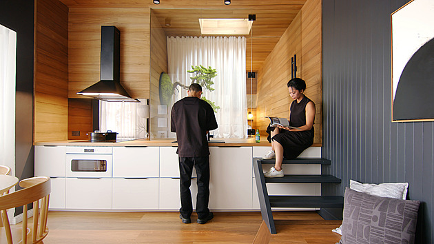 Malý byt má dokonalé řešení. Spaní na kuchyňské lince nikomu nevadí