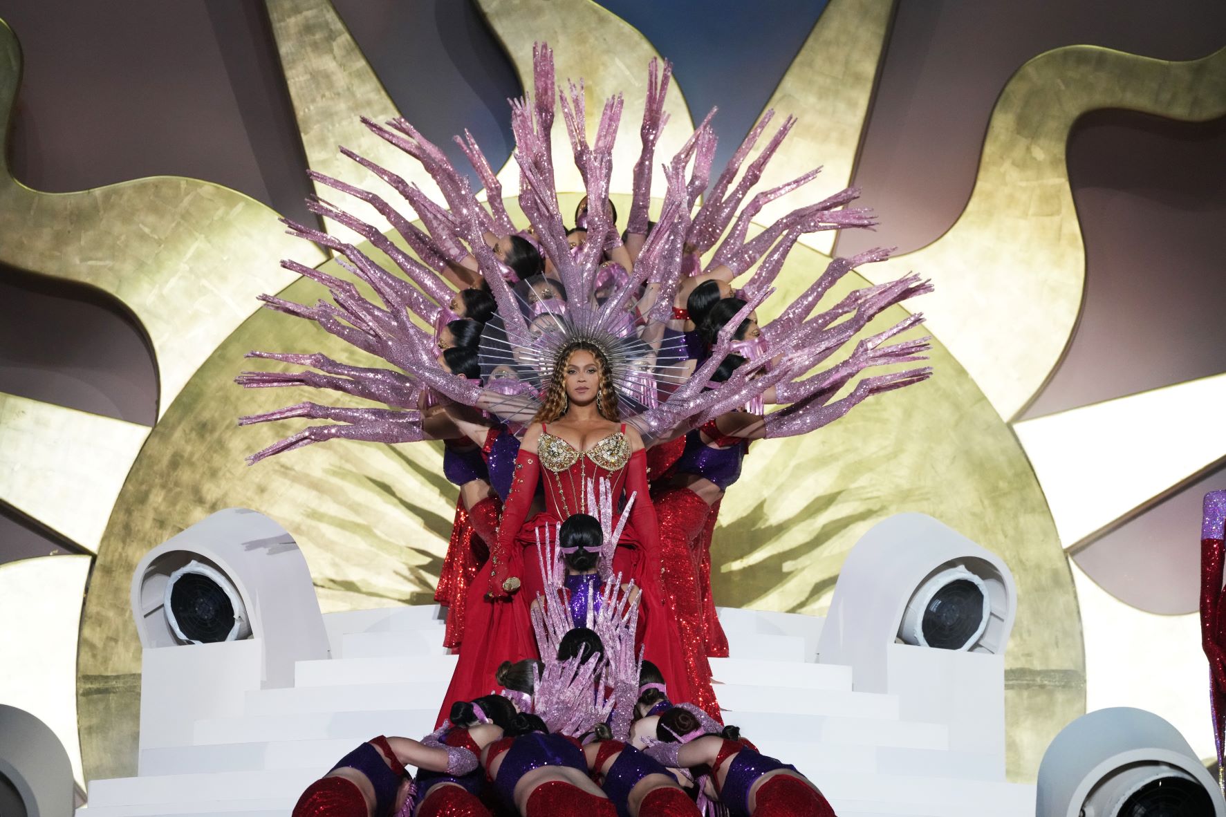 Jak vznikaly róby na okázalé vystoupení Beyoncé v Dubaji?