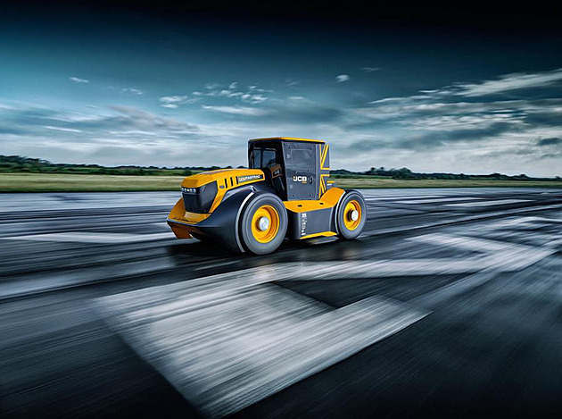 Nejrychlejší traktor světa brzdí padákem. Vznikl, aby pokořil rekord