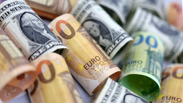 Odpůrci eura jsou nyní poněkud zticha. Co teď poradí národní bance, české vládě a společnosti?