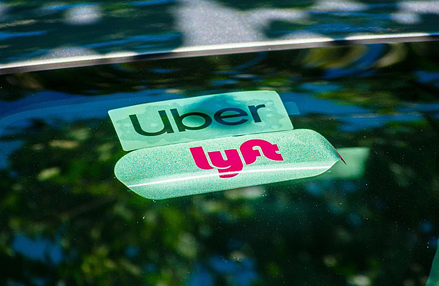 Uber a Lyft v New Yorku musí mít do roku 2030 auta bez emisí. Firmy souhlasí