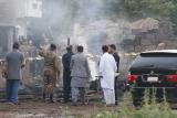 Autobus na jihozápadě Pákistánu po pádu z mostu explodoval. Při nehodě zemřelo nejméně 40 lidí