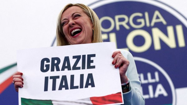 Proměna Meloniové: Italská premiérka vzešla z fašismu, ale vládne jako umírněná politička