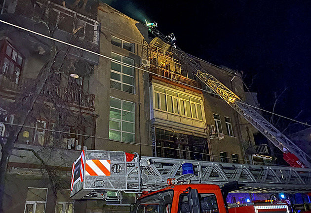 Ruská raketa zasáhla bytový dům v Charkově, v budově hoří, je jeden mrtvý