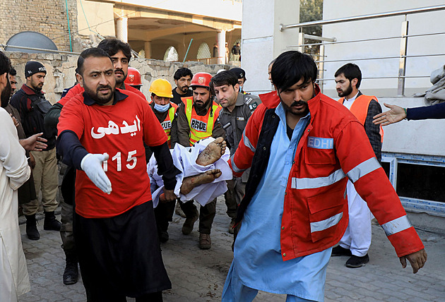 Sebevražedný atentátník zabil u mešity v Pákistánu desítky lidí