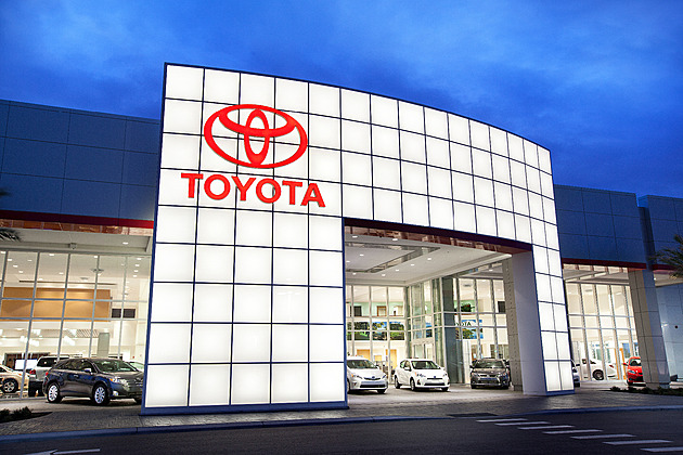 Toyota opět vede prodejní tabulky. Nahoru se dere Tesla a električtí Číňané