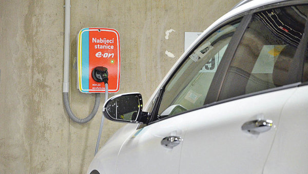 E.ON pokračuje v cenové válce. Milionu zákazníků sníží ceny elektřiny a plynu pod vládní strop