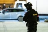 Muž, který v Brně ohrožoval lidi, měl funkční zbraň. Policie v budově našla i možné zbytky výbušniny
