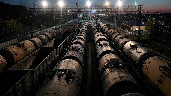 Členské země EU se dohodly na cenových stropech na ropné produkty z Ruska. Začnou platit od neděle