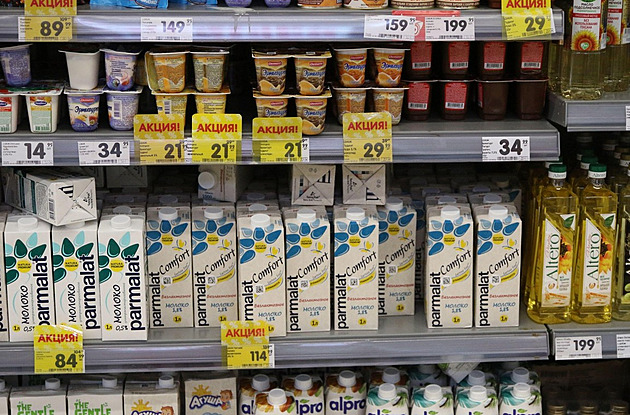 Mléko se v Rusku začíná prodávat na kila. Obchody se snaží maskovat zdražení