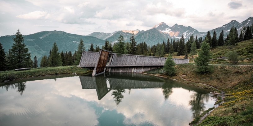 Tip na výlet: Vyjeďte lanovkou ke kříži u jezera, jedinečné horské kapli v rakouském Schladmingu