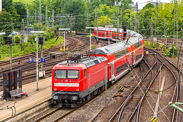 KOMENTÁŘ: Železnice má v Evropě zelenou, ale Česku ujíždí vlak