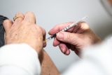 Novým očkováním nevěří ani část zdravotníků. ‚Mají málo informací a čerpají ze sítí,‘ říká výzkumnice
