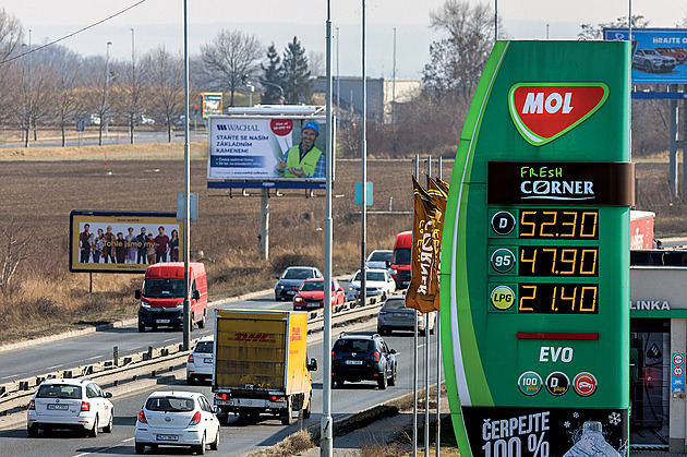 Přichází obávané embargo na ruskou naftu, skokové zdražení u pump nehrozí