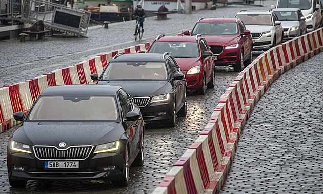 V Česku je už 6,425 milionu aut, průměrné stáří se přiblížilo 16 letům