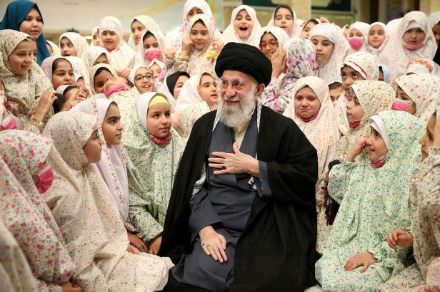 

Vůdce Íránu omilostnil desítky tisíc lidí včetně části demonstrantů proti náboženské diktatuře

