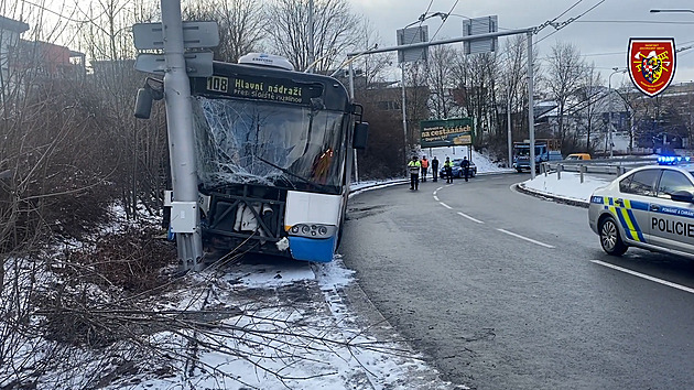 Řidič trolejbusu vyjel mimo silnici a narazil do sloupu, zranilo se pět lidí