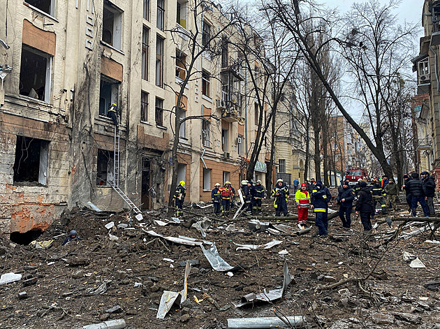 Ruská raketa zasáhla dům v centru Charkova, okupanti dál bojují o Bachmut