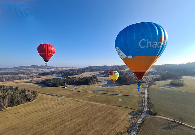 Startuje unikátní závod balónů na nejdelší vzdálenost od startu. Jsme u toho