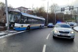 V Ostravě vyjel trolejbus ze silnice a vrazil do sloupu. Zranil se řidič a čtyři cestující