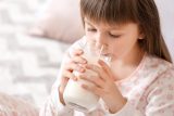 Věda pro děti: Pomáhá teplé mléko při usínání? Které recepty proti nespavosti fungují?